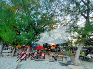 gili beach bum hostel
