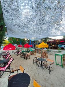 gili beach bum hostel