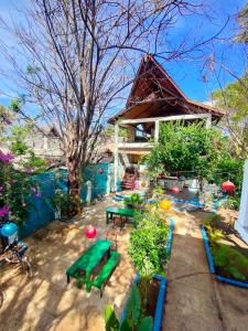 gili beach bum hostel