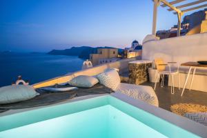 Canvas Suites,Oia>>Fira,3 star