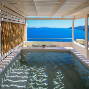Canvas Suites,Oia>>Fira,3 star