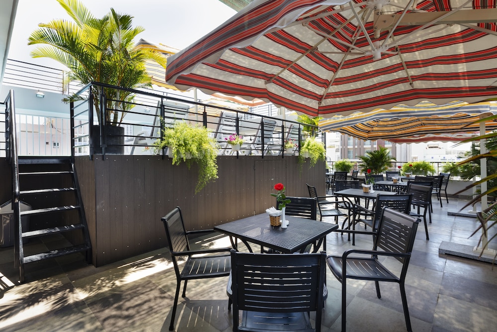 maple leaf hotel and apartment