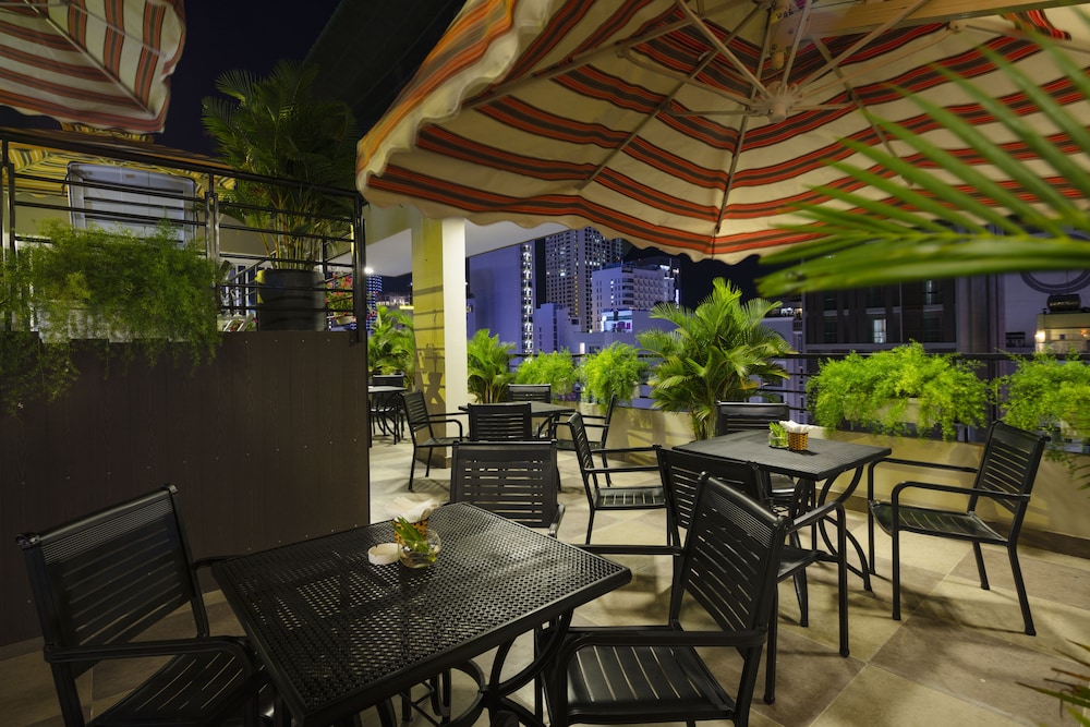 maple leaf hotel and apartment