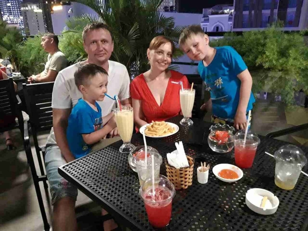 maple leaf hotel and apartment