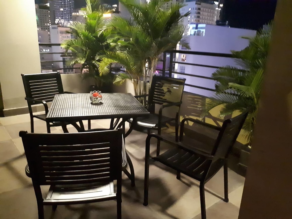 maple leaf hotel and apartment