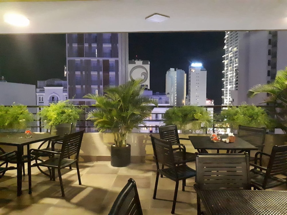 maple leaf hotel and apartment