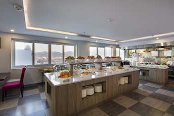 maple leaf hotel and apartment