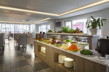 maple leaf hotel and apartment