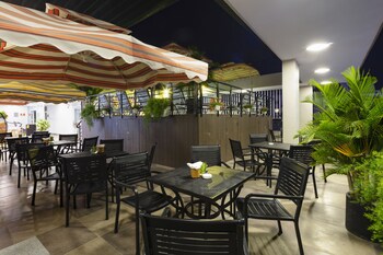 maple leaf hotel and apartment