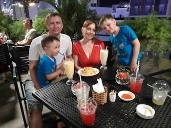 maple leaf hotel and apartment