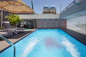 maple leaf hotel and apartment