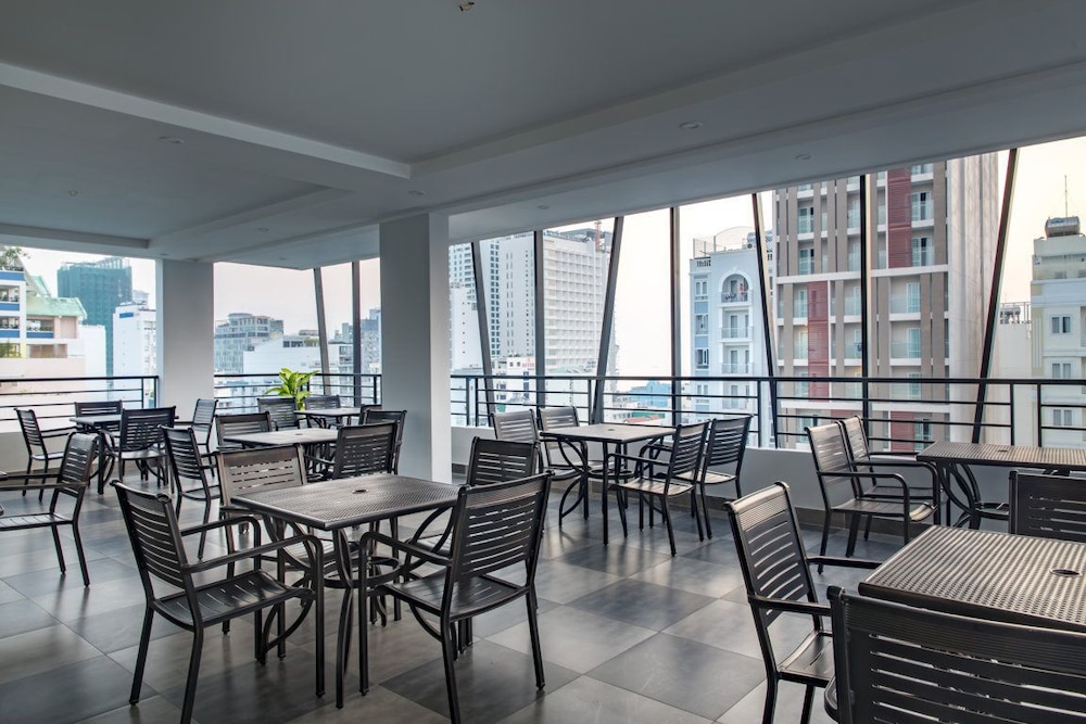 maple leaf hotel and apartment