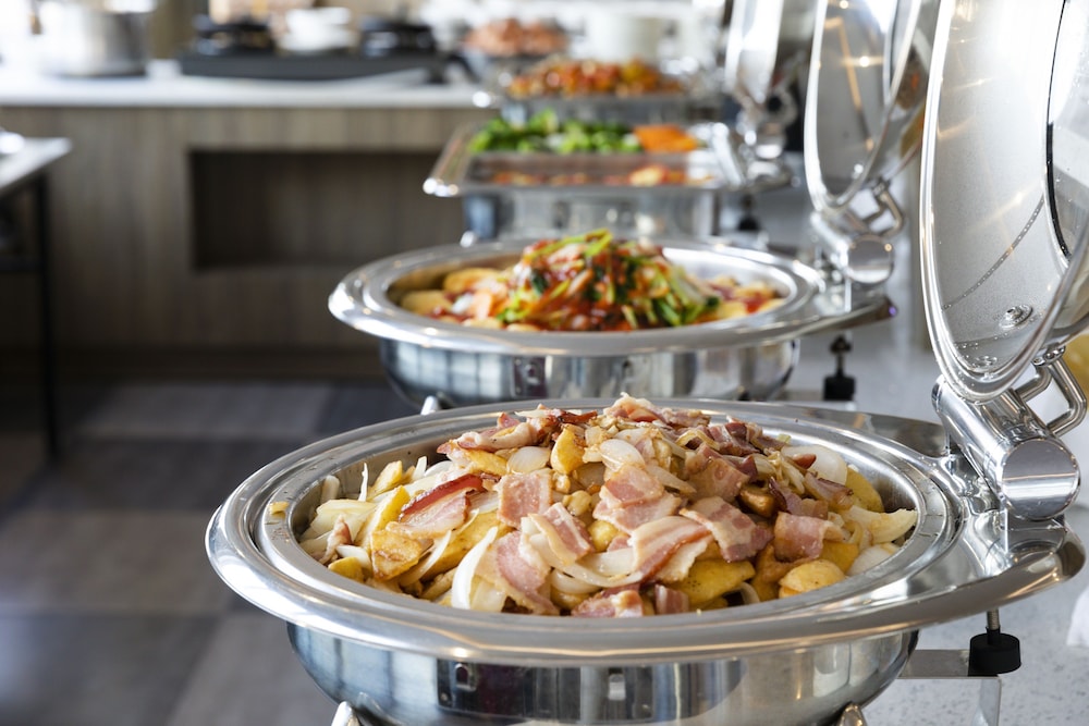 maple leaf hotel and apartment