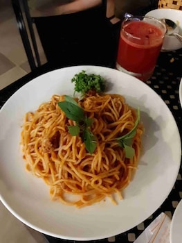 maple leaf hotel and apartment