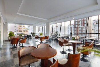 maple leaf hotel and apartment