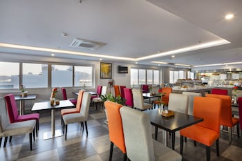 maple leaf hotel and apartment