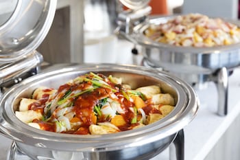 maple leaf hotel and apartment