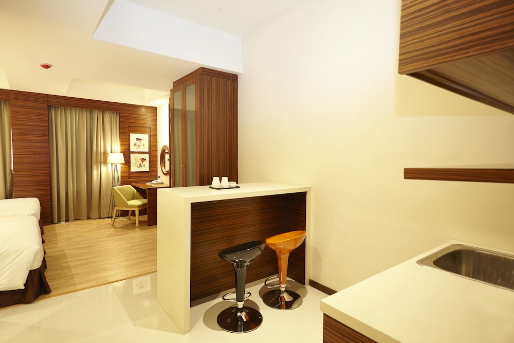 hotel six seasons
