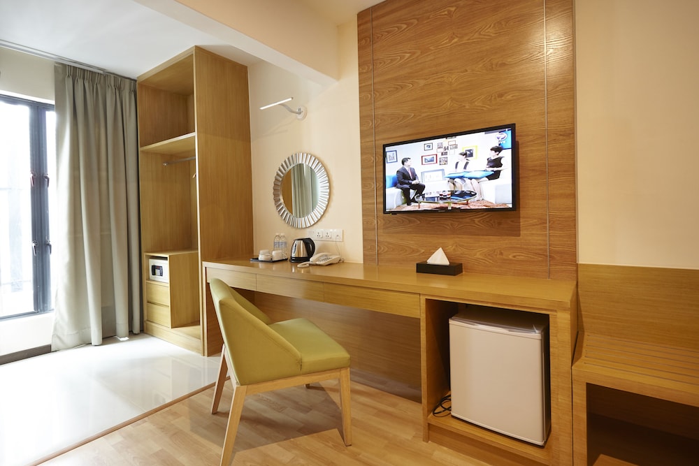 hotel six seasons