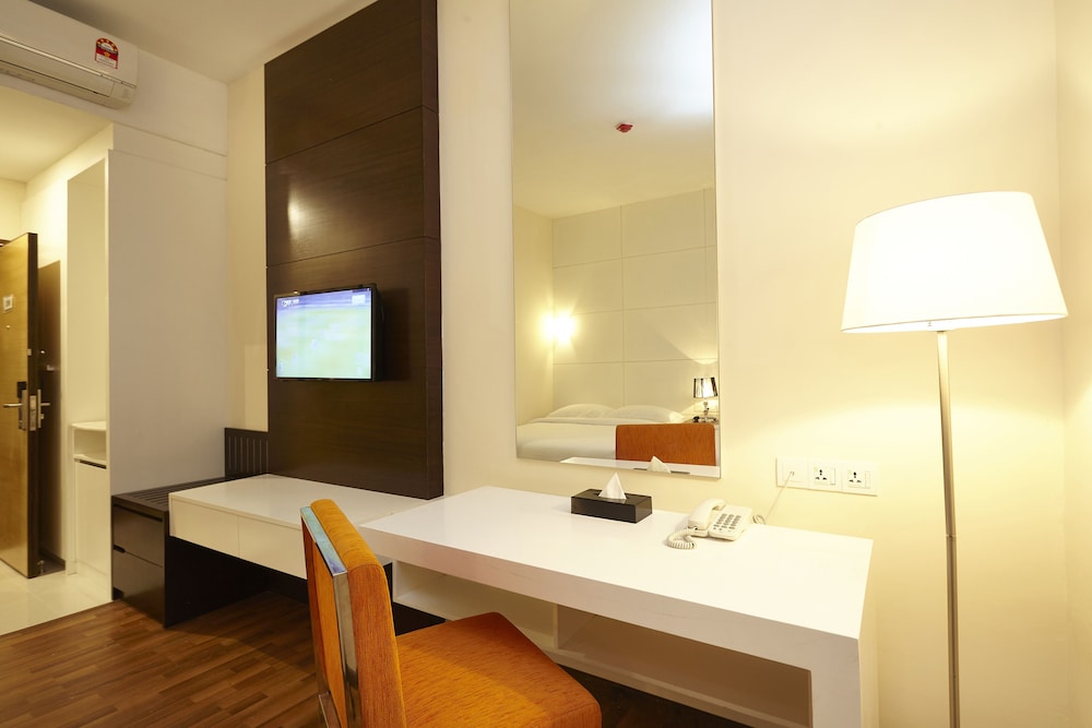 hotel six seasons