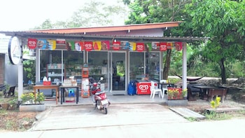 koh jum hostel