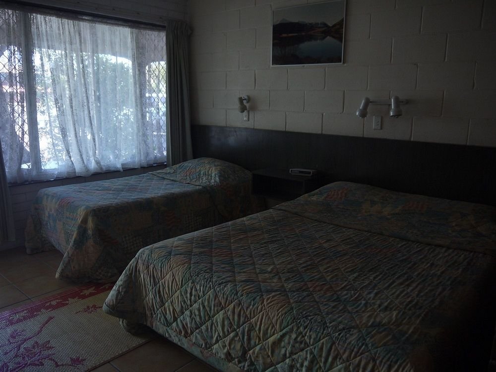 white lanterns motel