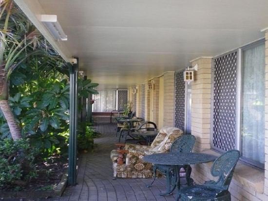 white lanterns motel