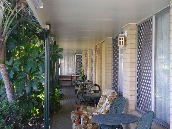 white lanterns motel