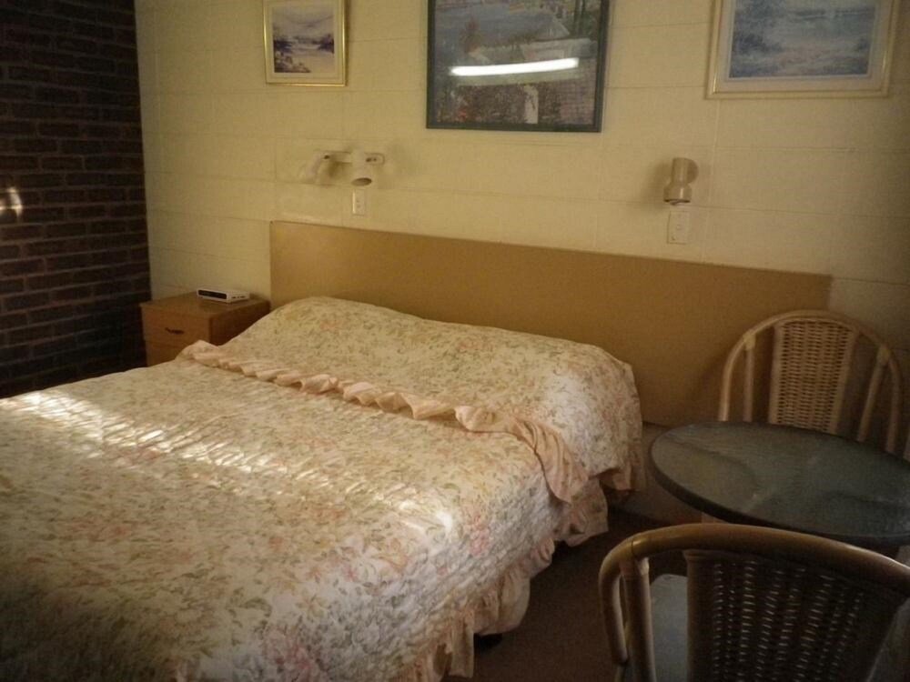 white lanterns motel