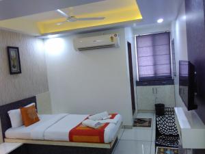 Oyo 3056 Hotel Sigma Inn,5Th Floor, Sigma Arcade, Near Ongc, Visat, Opp.Shreeji Hospital , Above Vijay Sales, Ahmedabad,3 star