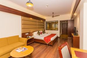 hotel hilltop palace