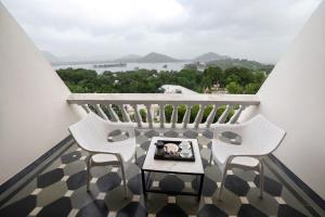 hotel hilltop palace