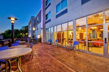 holiday inn express and suites new castle by ihg