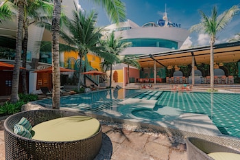 a one the royal cruise hotel pattaya