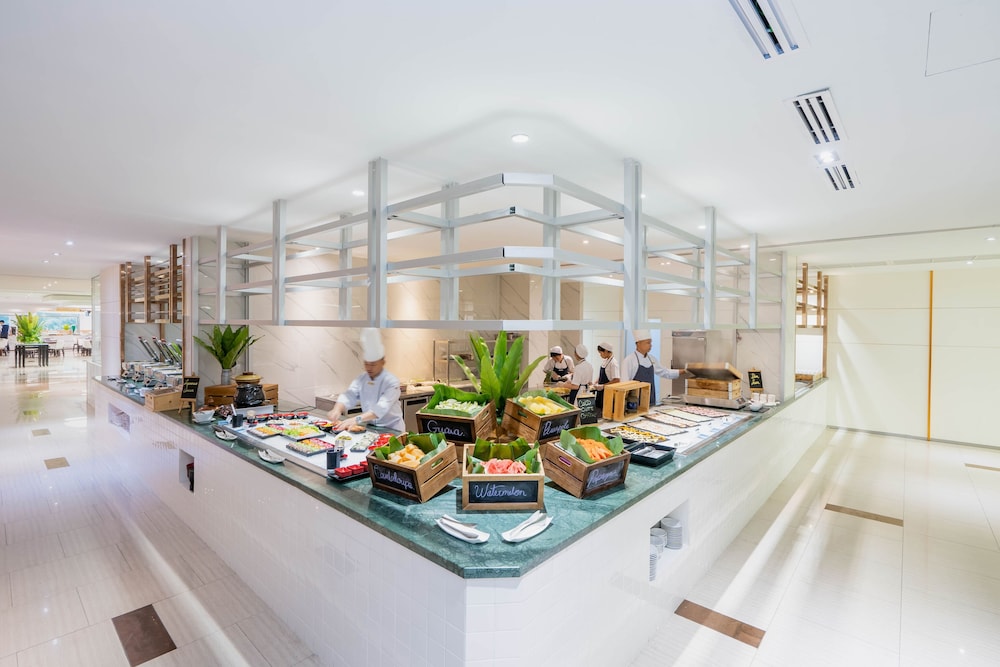 a one the royal cruise hotel pattaya