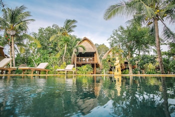 sukanusa luxury huts