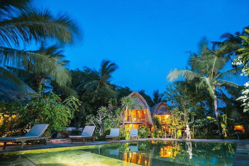 sukanusa luxury huts