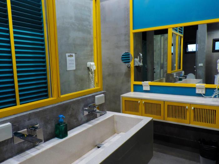 isanook hostel adults only