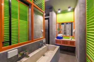 isanook hostel adults only