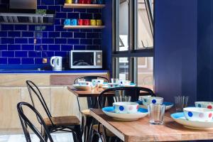 isanook hostel adults only