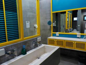 isanook hostel adults only