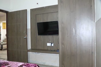 hotel ambika palace by wb inn