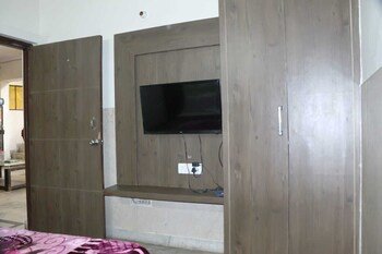 hotel ambika palace by wb inn