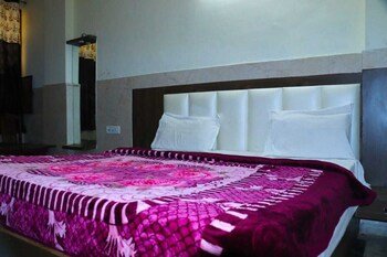 hotel ambika palace by wb inn