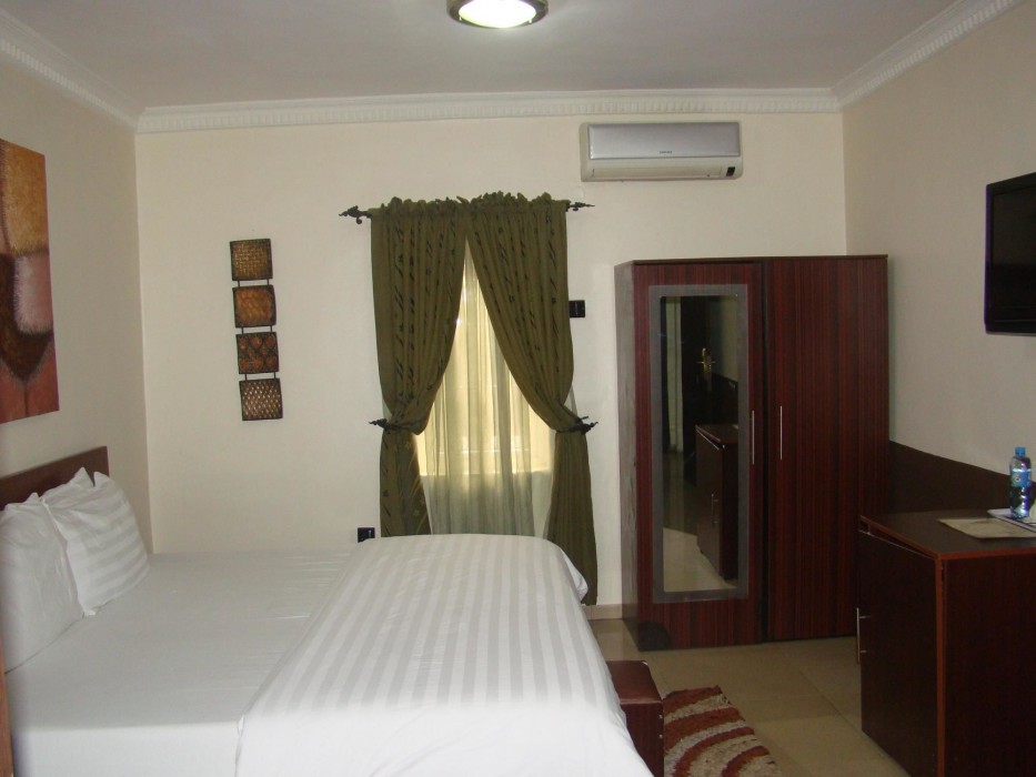 charlies place and suite