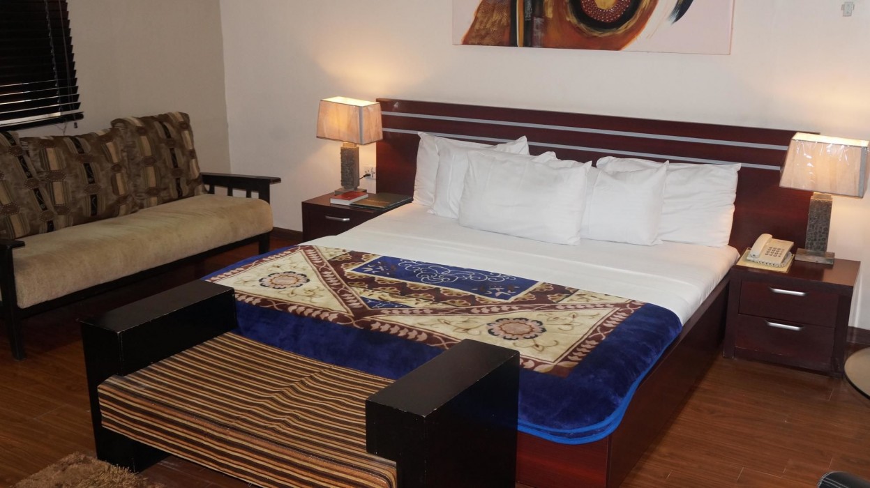 Charlie's Place And Suite,Magbon>>Lagos,3 star