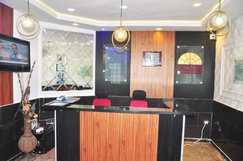 charlies place and suite