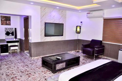charlies place and suite