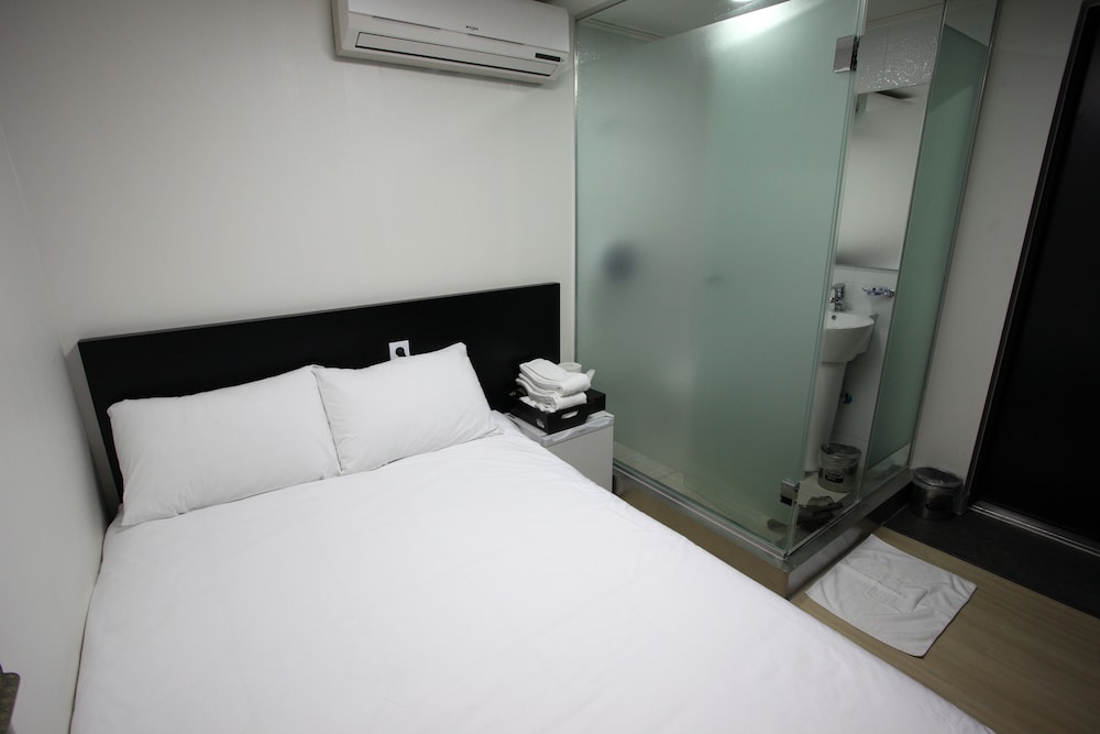 ekonomy hotel myeongdong premier