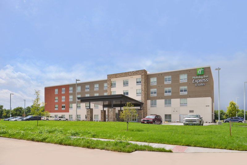 Holiday Inn Express & Suites Omaha Airport, An Ihg Hotel